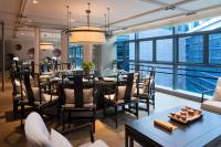 Un comedor con una mesa larga y sillas. en Hyatt Regency Shenzhen Airport, en Bao'an