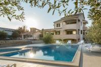 Bazén v ubytování Villa Zlatni dvori ZadarVillas nebo v jeho okolí
