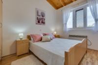 Postel nebo postele na pokoji v ubytování Villa Zlatni dvori ZadarVillas