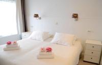 Een bed of bedden in een kamer bij Hotel 't Witte Huys Scheveningen