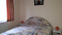 A bed or beds in a room at Dália Ház