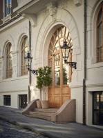 un edificio con una puerta de madera con un árbol delante en Hotel 1904, en Ålesund