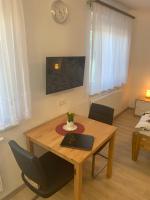 A television and/or entertainment centre at Ferienwohnungen zum Briefmarkenhaus