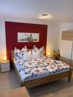 A bed or beds in a room at Ferienwohnungen zum Briefmarkenhaus
