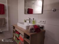 A bathroom at Alp-IN Lodges Kaprun