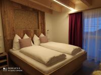 A bed or beds in a room at Alp-IN Lodges Kaprun
