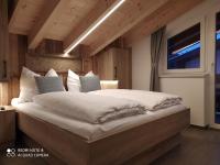A bed or beds in a room at Alp-IN Lodges Kaprun
