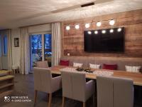 A seating area at Alp-IN Lodges Kaprun