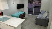 TV a/nebo společenská místnost v ubytování New Deluxe Sunny Bungalow