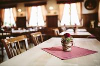 Gasthof Krone Ochsenfeld في Ochsenfeld: طاولة عليها زهرة في كوب موضوع على منديل