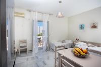 Postel nebo postele na pokoji v ubytování Heart of Paros Apartments