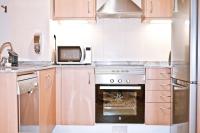 Kuchyňa alebo kuchynka v ubytovaní Urban Manesa city center apartment with private patio