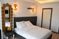 アヴシラーにあるAvcılar Garden Hotelの大きなベッドと鏡のある寝室