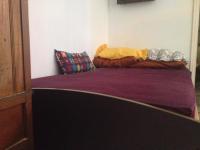 Bett in einem Zimmer mit zwei Kissen darauf in der Unterkunft Kokos Traditional Family House in Kap Sounion