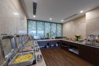 Kuchyň nebo kuchyňský kout v ubytování KOVA Diamond Hotel Da Nang