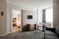 Una habitación de hotel con una cama, una mesa y sillas. en Crowne Plaza Milan Linate by IHG, en San Donato Milanese