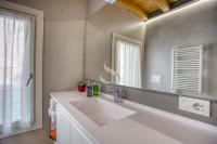 A bathroom at Ca' dei Battuti Apartments
