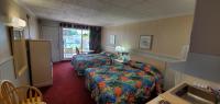 ein Hotelzimmer mit zwei Betten und einem Waschbecken in der Unterkunft Shangri-La Motel in Ocean City