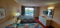 ein Hotelzimmer mit zwei Betten und einem Fenster in der Unterkunft Shangri-La Motel in Ocean City