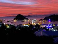 - Vistas nocturnas a un puerto con barcos en el agua en Pesona bali Room and restaurant, en Labuan Bajo