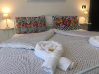 1 cama con toallas y 2 almohadas en piccadilly b&amp;b, en Pordenone
