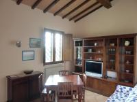 Televízia a/alebo spoločenská miestnosť v ubytovaní Agriturismo Podere Bianca Maria