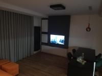Televízia a/alebo spoločenská miestnosť v ubytovaní Apartament na Mazurach