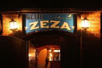 ein Zebrastreifen an der Seite eines Gebäudes in der Unterkunft Pensjonat Sztynort in Sztynort