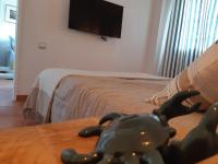 Posteľ alebo postele v izbe v ubytovaní 5 min walk from Yumbo! 128
