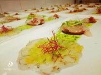 una fila de platos de comida en una mesa en Locanda La Comacina, en Comacchio