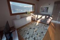 Posedenie v ubytovaní Magic lake view with beautiful pool area (camelia)