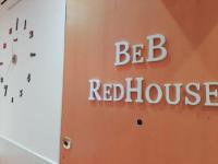 Red Houseに飾ってある許可証、賞状、看板またはその他の書類
