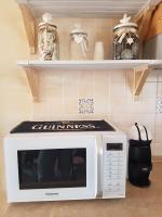 A kitchen or kitchenette at Spazioso appartamento con terrazza a due passi dal centro