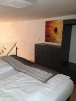 a bedroom with a bed and a painting on the wall at Serviced Apartement Sonnleitner in Furth
