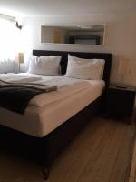 a bedroom with a large bed with white sheets and pillows at Serviced Apartement Sonnleitner in Furth