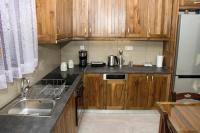 Kuchnia lub aneks kuchenny w obiekcie Villa Aloni in Triopetra