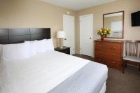 Aquarius Oceanfront Innにあるベッド