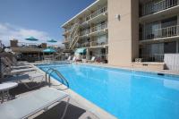Aquarius Oceanfront Innの敷地内または近くにあるプール