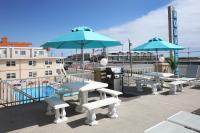 Aquarius Oceanfront Innの敷地内または近くにあるプール