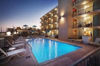 Aquarius Oceanfront Innの敷地内または近くにあるプール