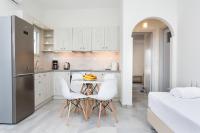 Kuchyň nebo kuchyňský kout v ubytování Heart of Paros Apartments
