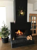 uma lareira numa sala de estar com lareira em Myoko Forest Lodge em Myoko