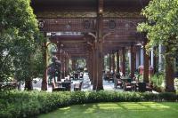 un pabellón con mesas y sillas en un jardín en Crowne Plaza - Kunming Ancient Dian Town by IHG, en Kunming