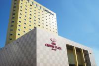 Un edificio con un cartel en el costado. en ANA Crowne Plaza Hotel Kushiro by IHG, en Kushiro