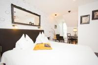 Łóżko lub łóżka w pokoju w obiekcie Boutique Hotel Szárcsa