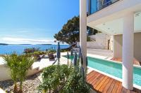Bazén v ubytovaní Golden Rays Luxury Villas & Apartments alebo v jeho blízkosti