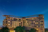 グルガオンにあるCrowne Plaza Today Gurugram by IHGの上に看板がある建物