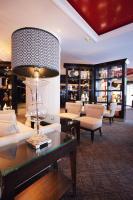 ein Wohnzimmer mit einer Lampe auf dem Tisch in der Unterkunft Park Hotel Grenoble - MGallery Collection in Grenoble