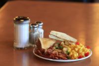 een bord met eten, een sandwich, eieren en toast bij David Thompson Resort in Cline River