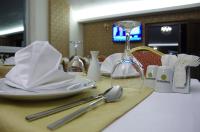 TV a/nebo společenská místnost v ubytování Gevher Hotel